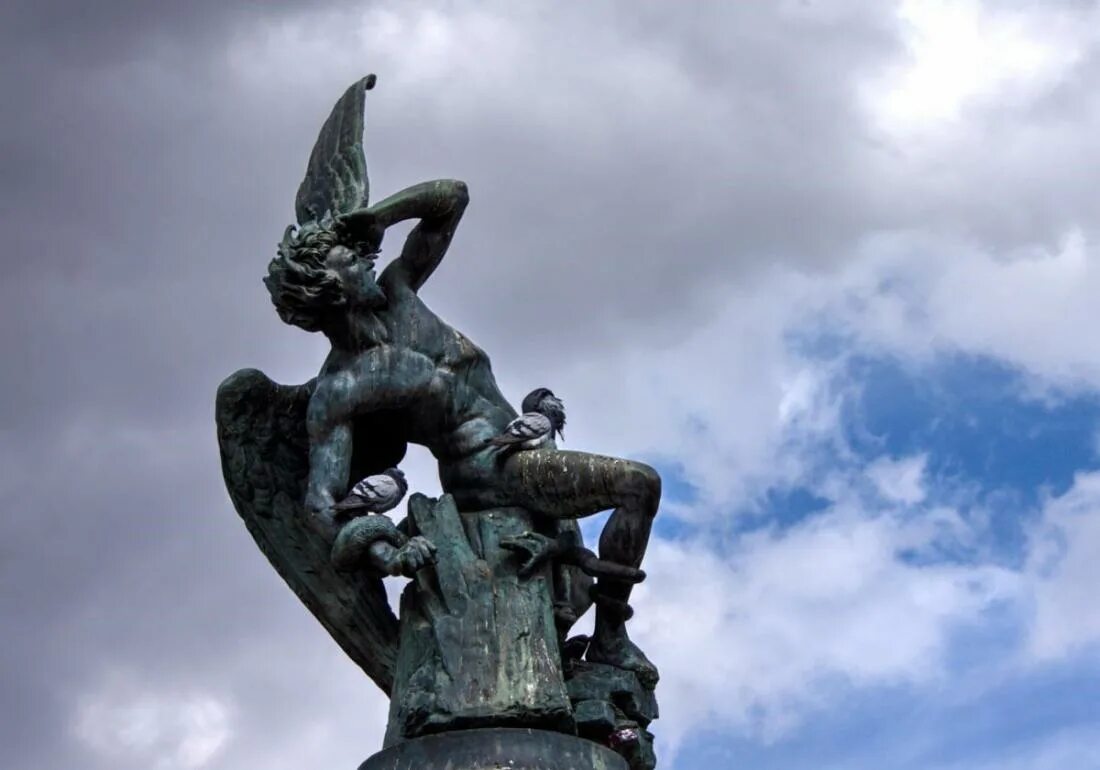 Первые памятники в мире. Фонтан Падший ангел в Мадриде. Статуя Падший ангел Мадрид. Статуя Люцифера в Мадриде. Парк Ретиро фонтан Падший ангел.