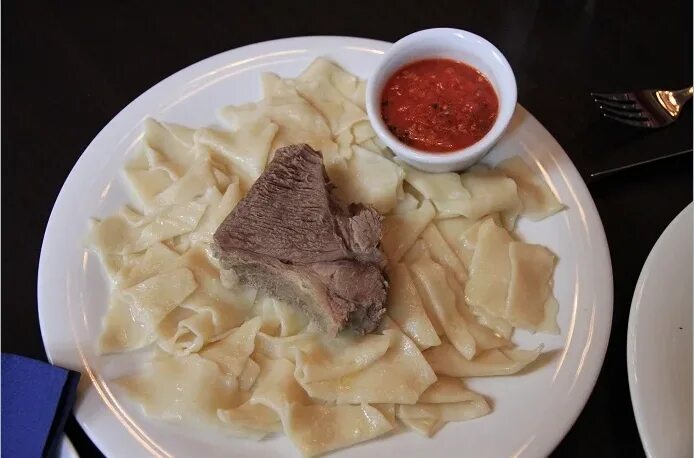 Хинкал дагестанский аварский. Национальная кухня дагестана хинкал. Хинкали дагестанские. Кавказская кухня хинкал. Лезгинский хинкал.