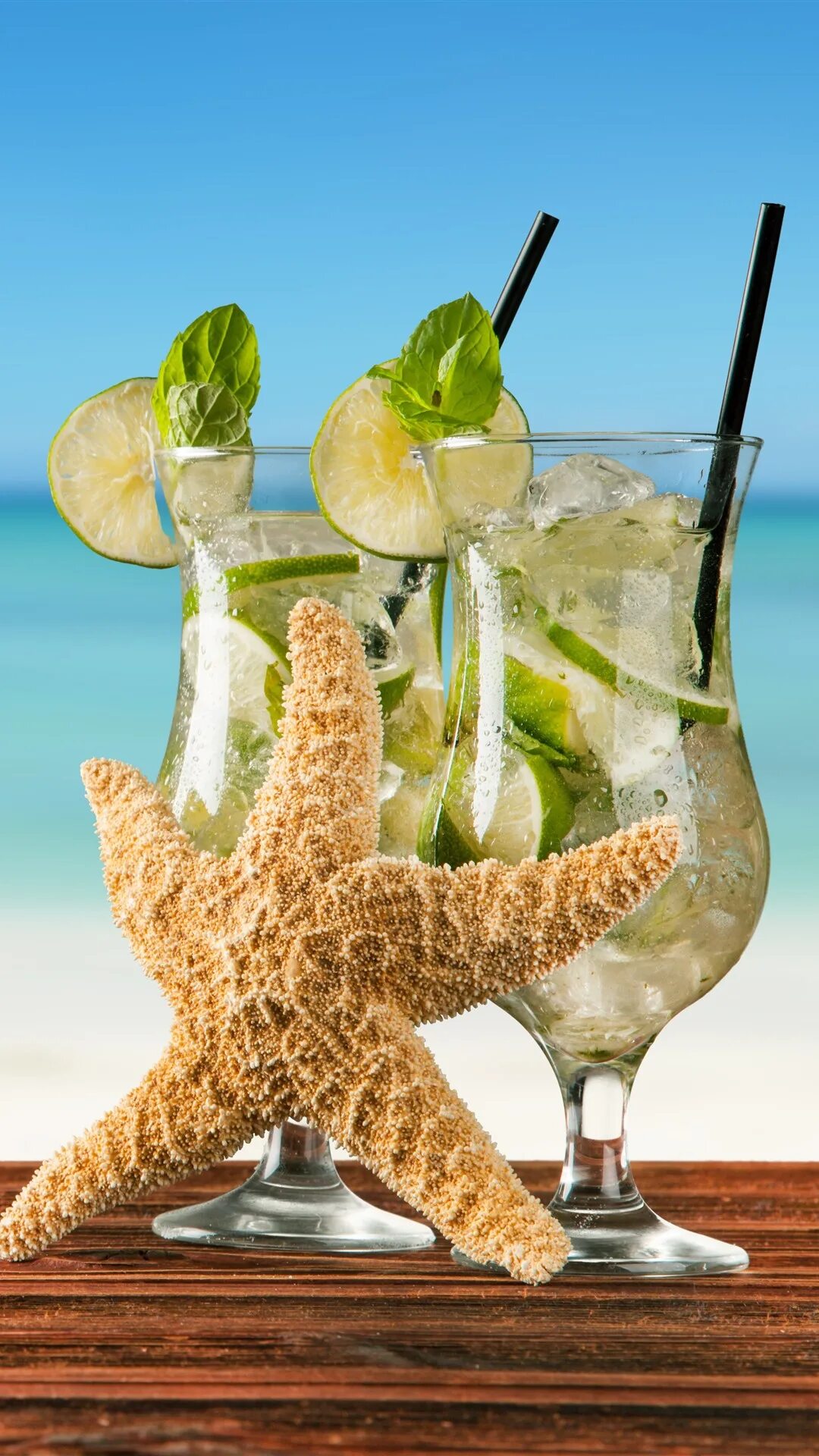 Мохито звезда. Пляж Мохито. Обои коктейли вертикальные. Летние коктейли на фоне моря. Утро коктейль море.