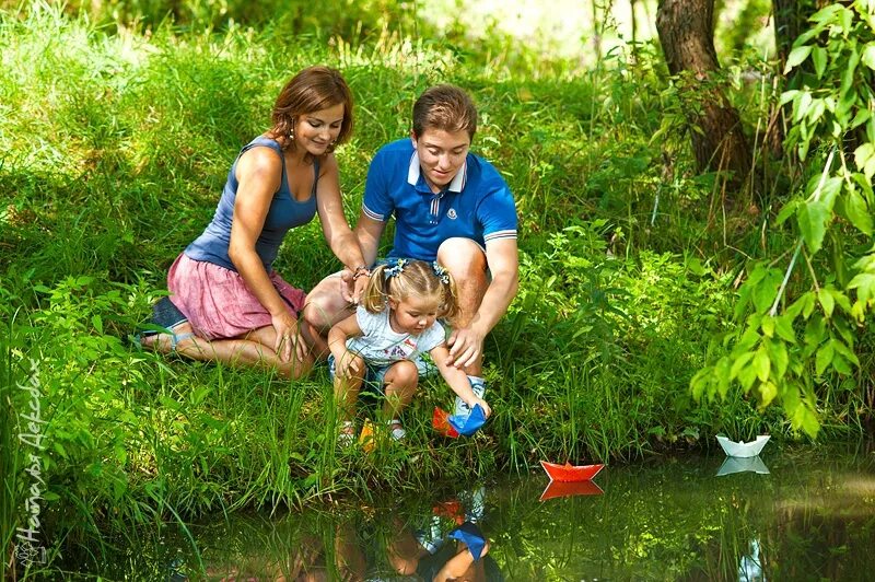 Фотография семейный отдых. Семейные прогулки на природе. Дети с родителями на природе. Семья на речке. Пруд для детей.