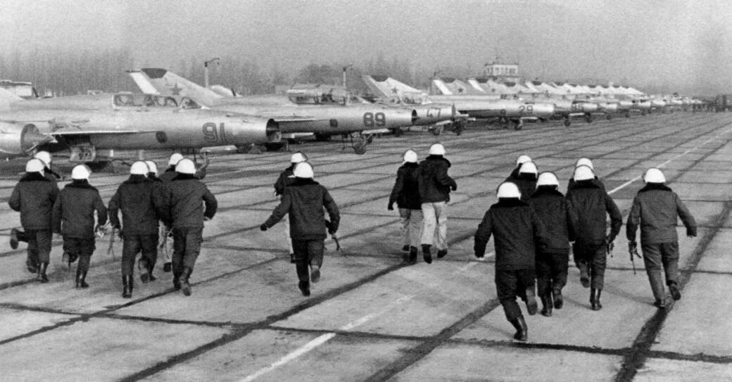 аэродрома мы убежим