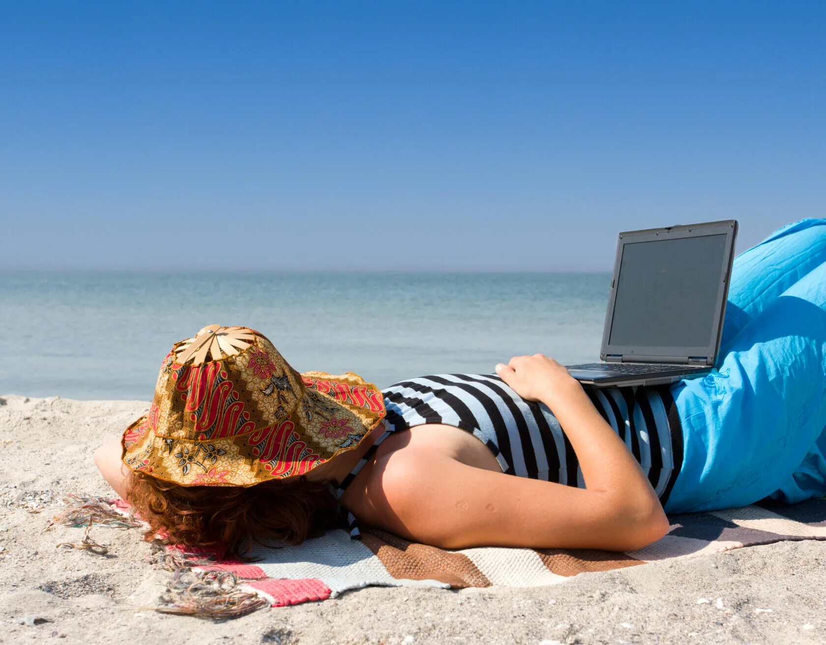 Отдыхать на море. Девушка с ноутбуком на пляже. Отпуск у моря. Лето отпуск. Уставшие туристы