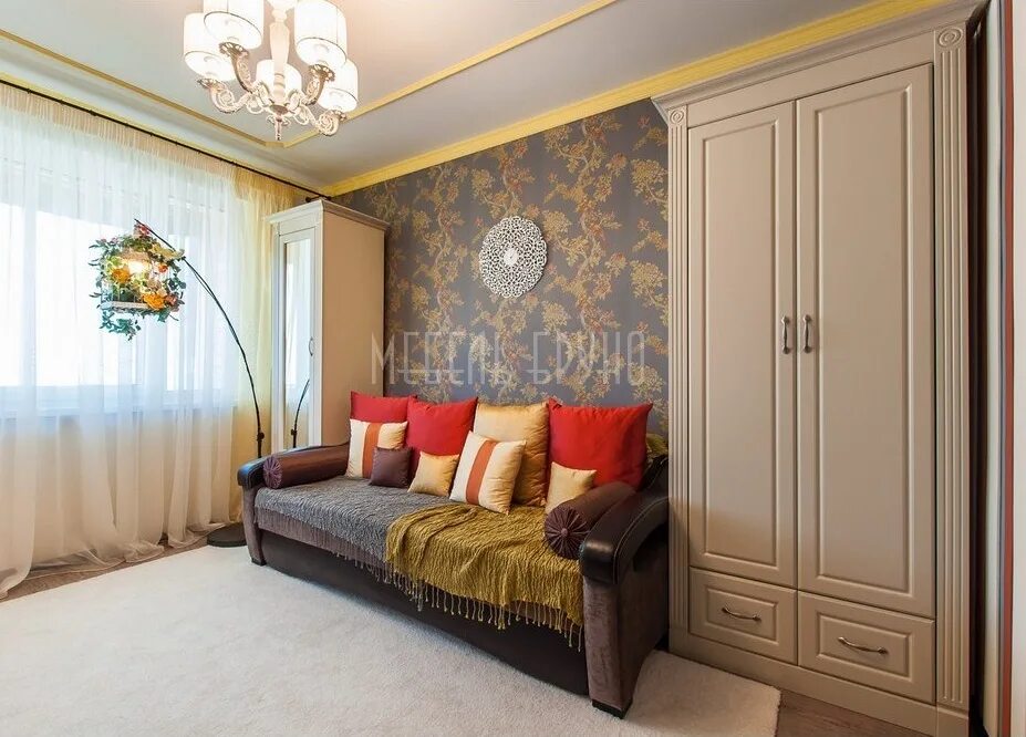 Письменный стол встроенный в шкаф. Шкаф купе с туалетным столиком в спальню. Шкаф в маленькой спальне. Мебель для маленькой спальни. Шкаф над кроватью.