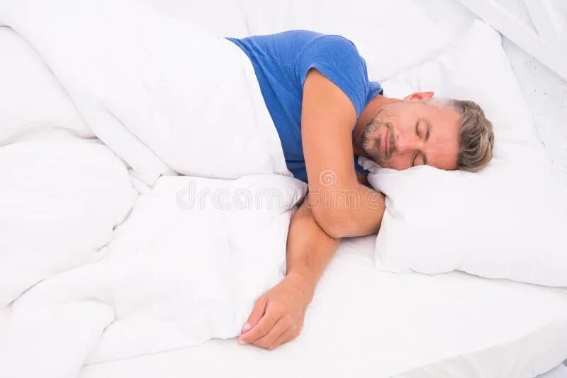 Сонный парень. Как любят спать мужчины. Спящие парни. В чем спят мужчины. Парень засыпает.