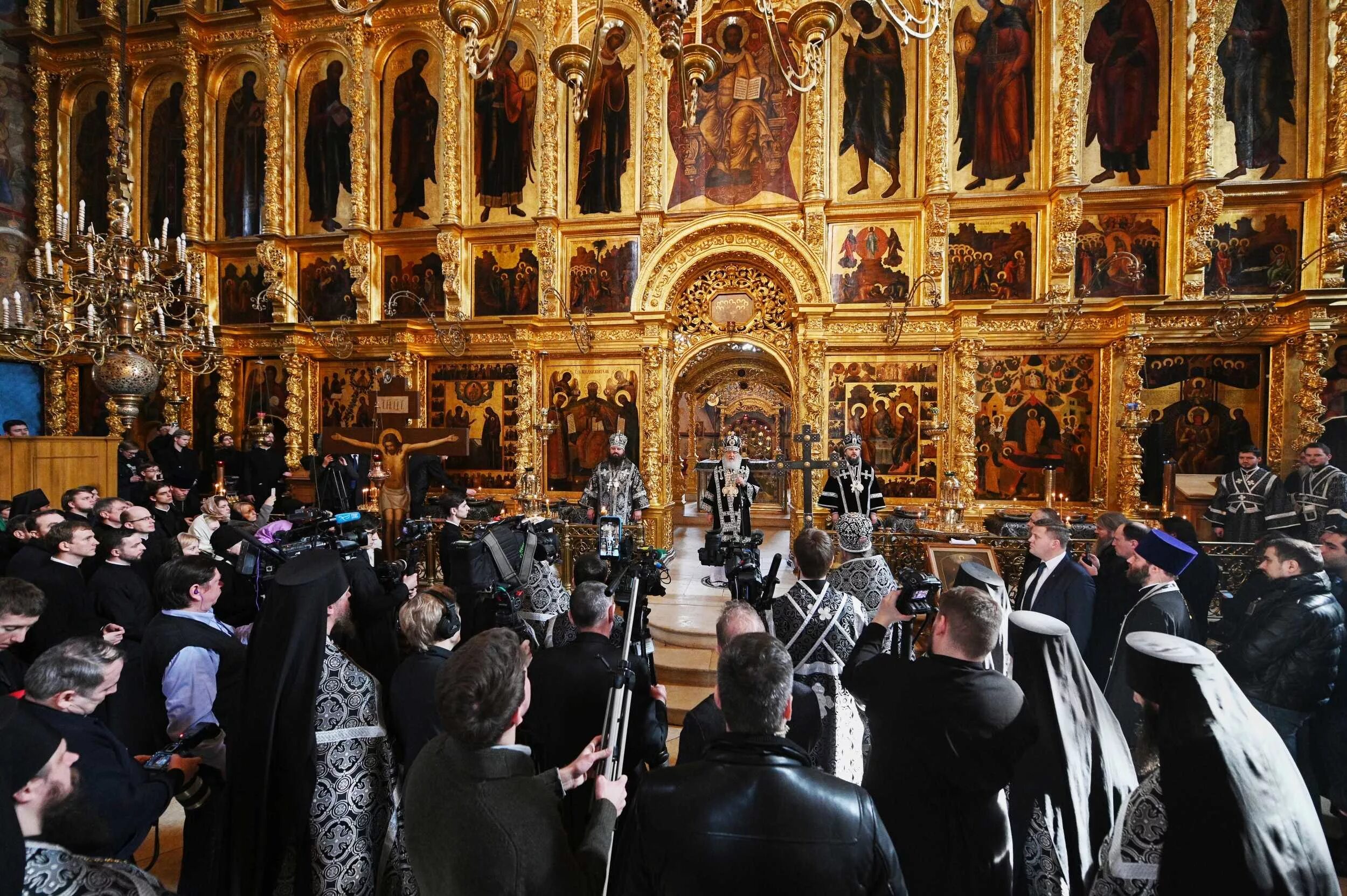 Великий пост Лавра Троице. Туристы в Успенском соборе. Фото службы в крипте Успенского собора Троице-Сергиевой Лавры. Троицкий храм Пушкино Великий пост. Служба пятницы первой недели великого поста