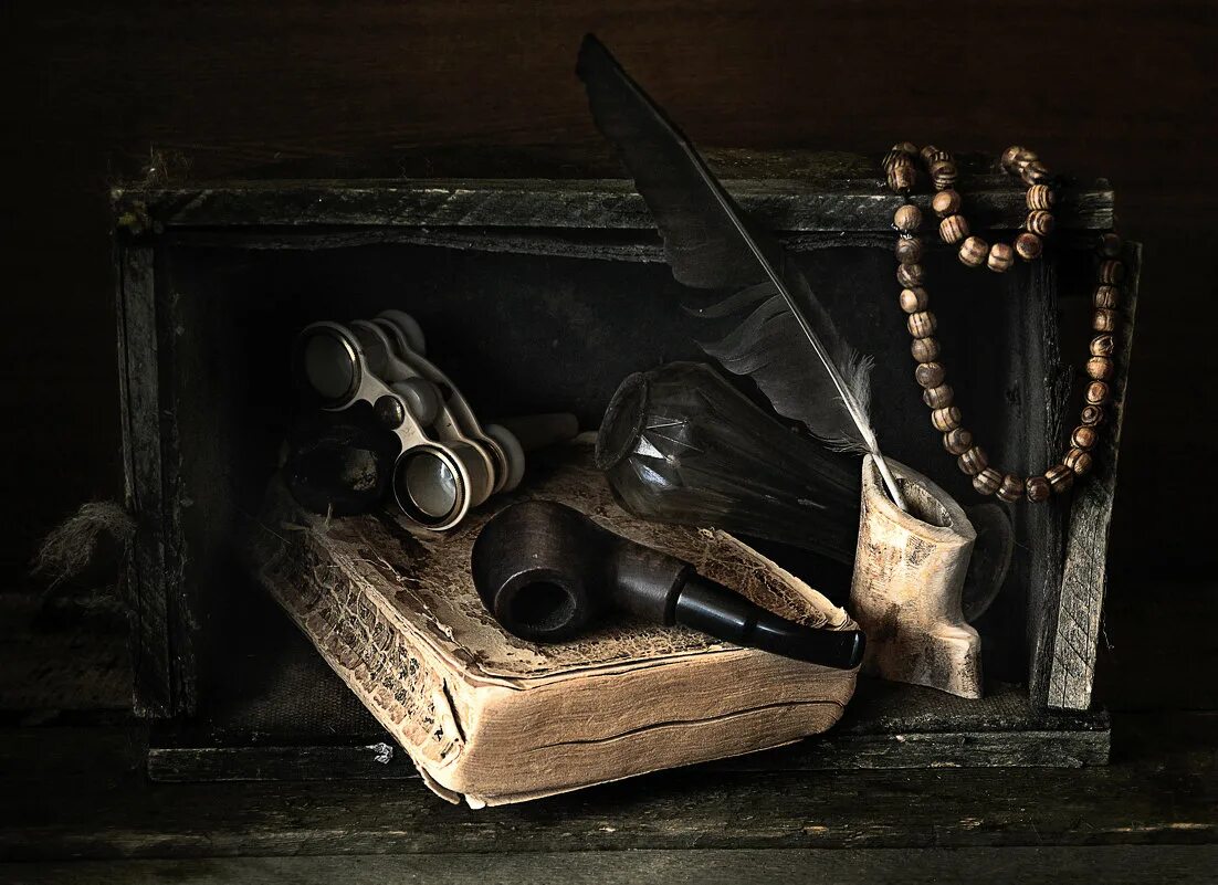 старые ненужные вещи. старинные предметы. ценные вещи. ценные вещи. забытый предмет картинка.