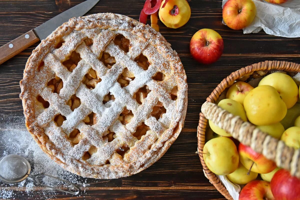 Пироги с яблоками в духовке фото. Яблочный спас пирог. Пирог чб. Яблочный пирог с корицей. Пирог с яблоками в духовке.