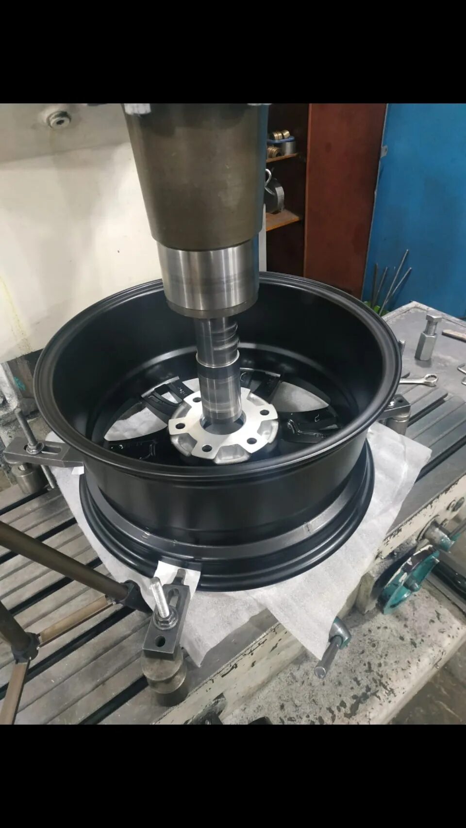 5. Пежо 407 расточка диаметр ступицы. Проточить колёсные диски. Проточить литой диск. Центральное отверстие диска 68.