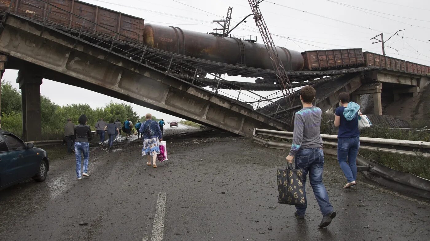 Взорванный мост 2014 Донецк. Антоновский Железнодорожный мост разрушенный. Разрушенный ЖД мост в Херсоне. Взорванный Железнодорожный мост в Донецке.