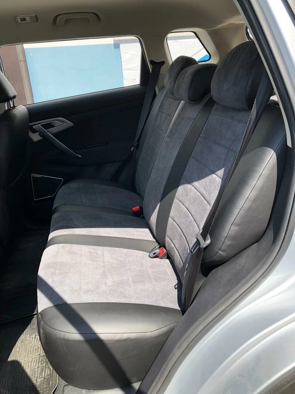Сиденья джили кулрей. Накидки на джили кулрей. Geely с автопилотом. Накидки джили монжаро. Переднее сидение geely coolray 2024 год.