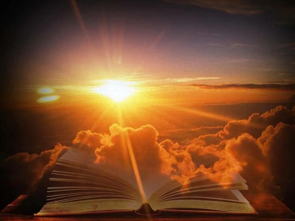 Будет иметь свет жизни. Свет из Библии. Божий свет. Книги раскрытые на фоне неба. Солнце правды Библия.