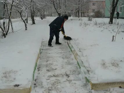 Очистить дорожки от снега