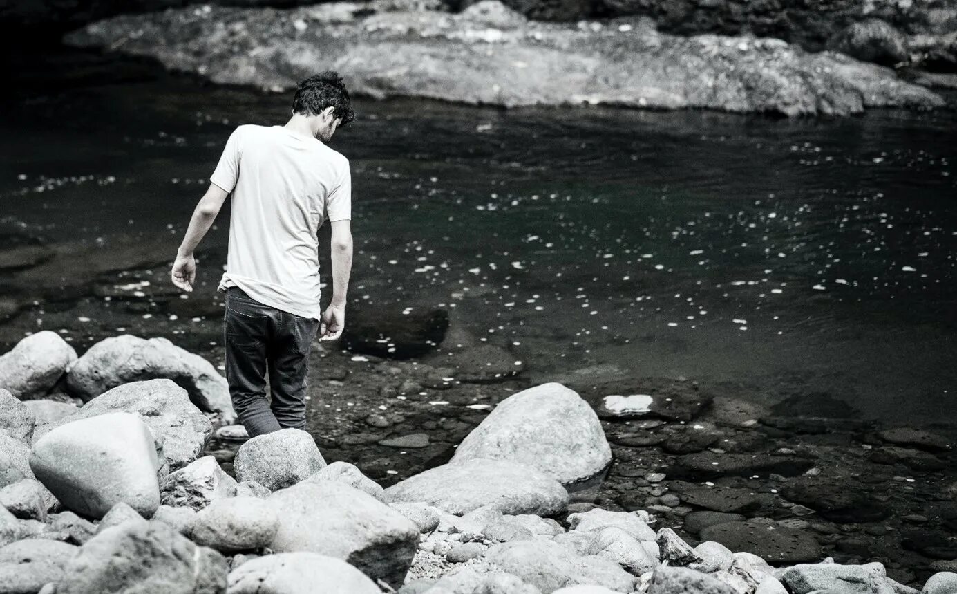 Мужчина через реку. Человек камень. Вода и человек. Фотосессия на камнях речка парень. Человек из воды.