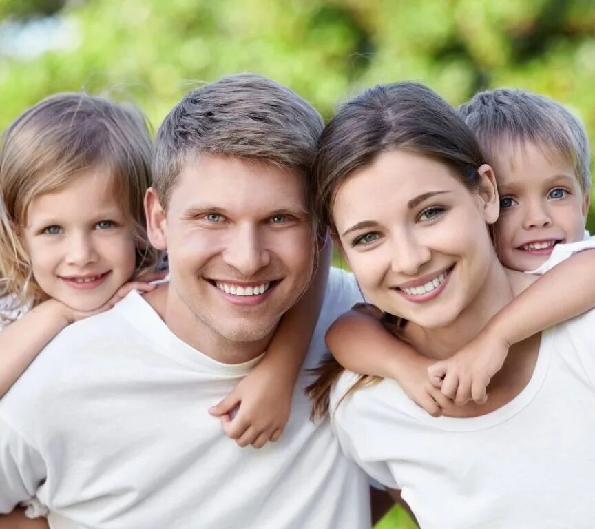 Учитель и ученик. Спортивные дети. Доброта людей друг к другу. Подарки для детей. Мальчик успокаивает девочку.