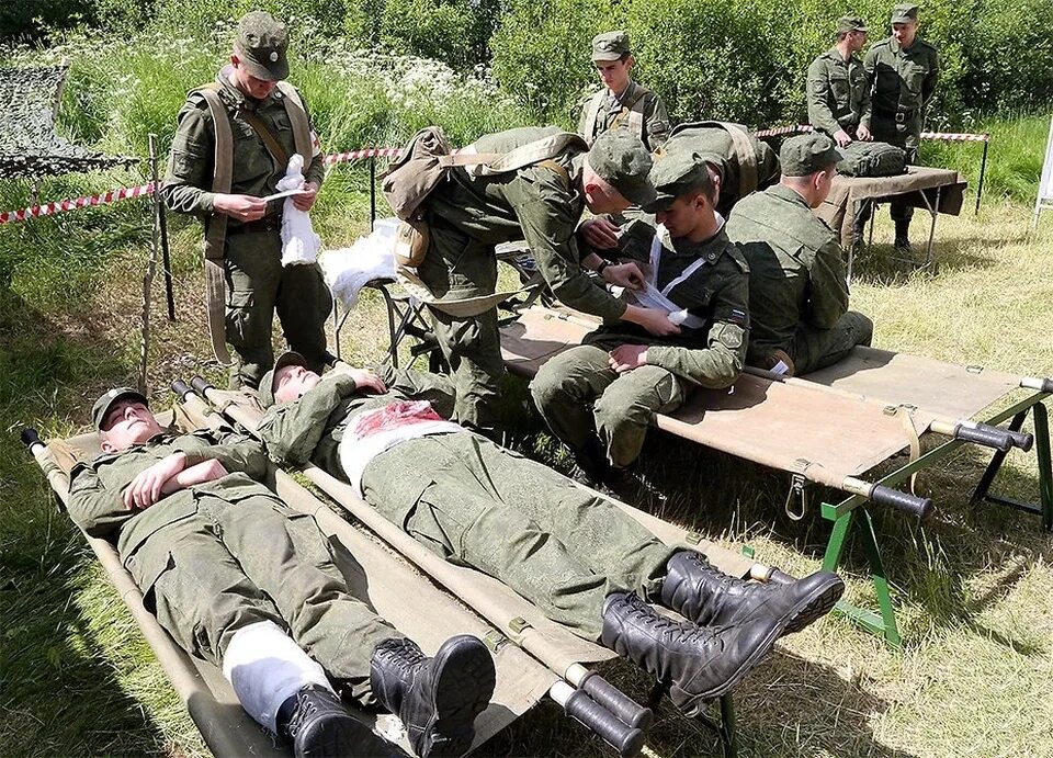Доставить раненых