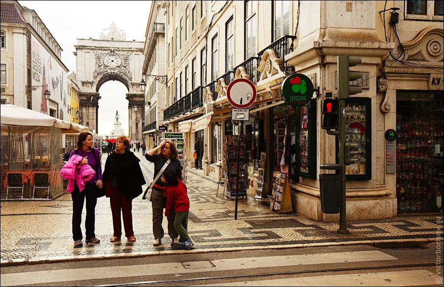 Сколько времени в лиссабоне сейчас. Желтый трамвай в лиссабоне. Время в лиссабоне сейчас. Сколько времени в лиссабоне сейчас. Лиссабон с высоты.