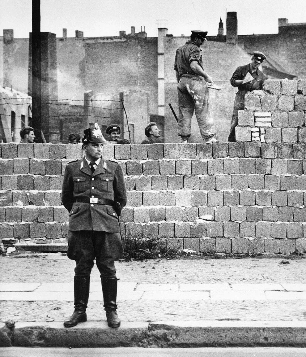 Фрг и гдр берлинская стена. Берлинская стена 1961. Стена в Берлине 1961. «Берлинская стена» (Berliner Mauer).. Берлинский кризис 1961 в Берлинская стена.