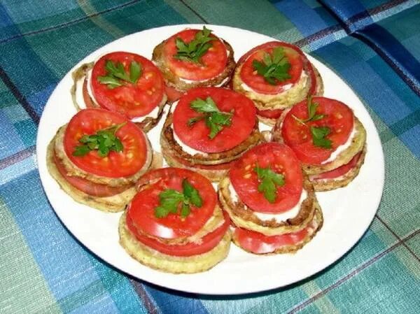 Кабачки кружочками с помидорами и чесноком. Кабачки с помидорами и чесноком. Жареные кабачки кружочками с помидорами и чесноком. Кабачки жареные на сковороде с чесноком и помидорами кружочками. Кабачки с чесноком и майонезом и помидорами.