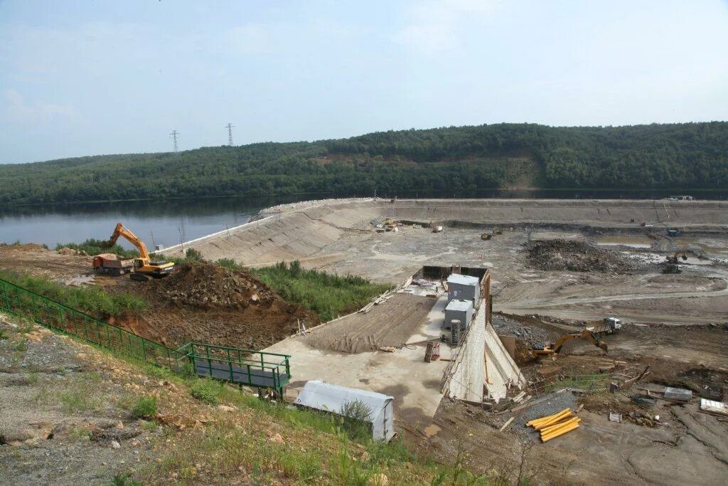 Кто строил дамбу в орске. Бурейский Каскад ГЭС. Как строят водохранилища. Стройплощадка дамбы. Бетонирование плотины ГЭС.