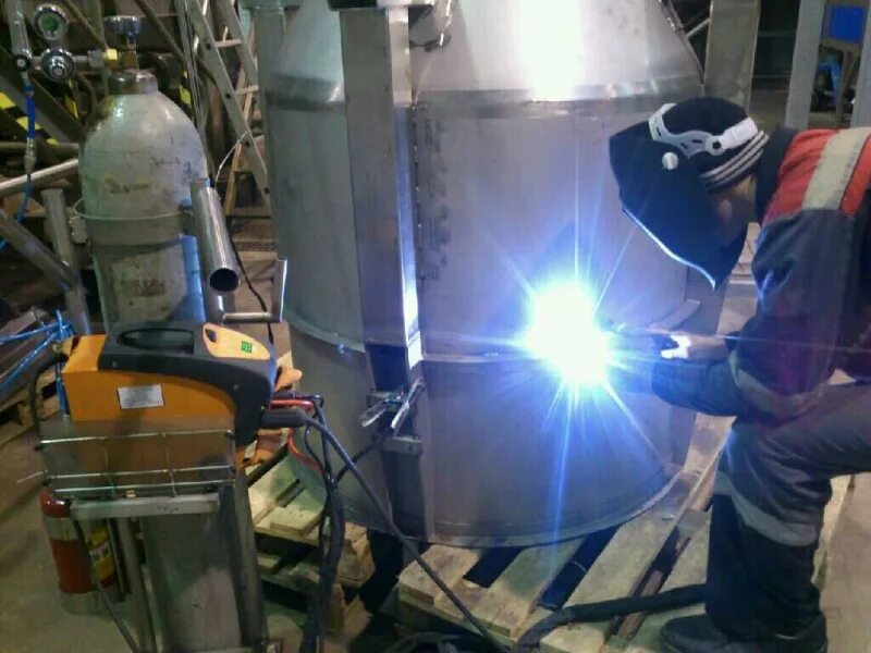 Сварщик дуговой сварки неплавящимся электродом в защитном газе. Приспособления для сварки титана аргоном. Сварка алюминия профиля. Сварка нержавейки аргоном 2мм. Top weld сварочный аппарат.