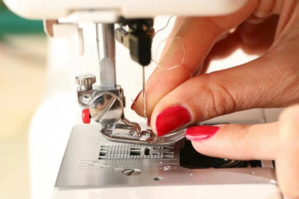 Почему машина не шьет. Швейная машина. Шитье на швейной машине. Машинка для шитья. Шитя на швейней машине.