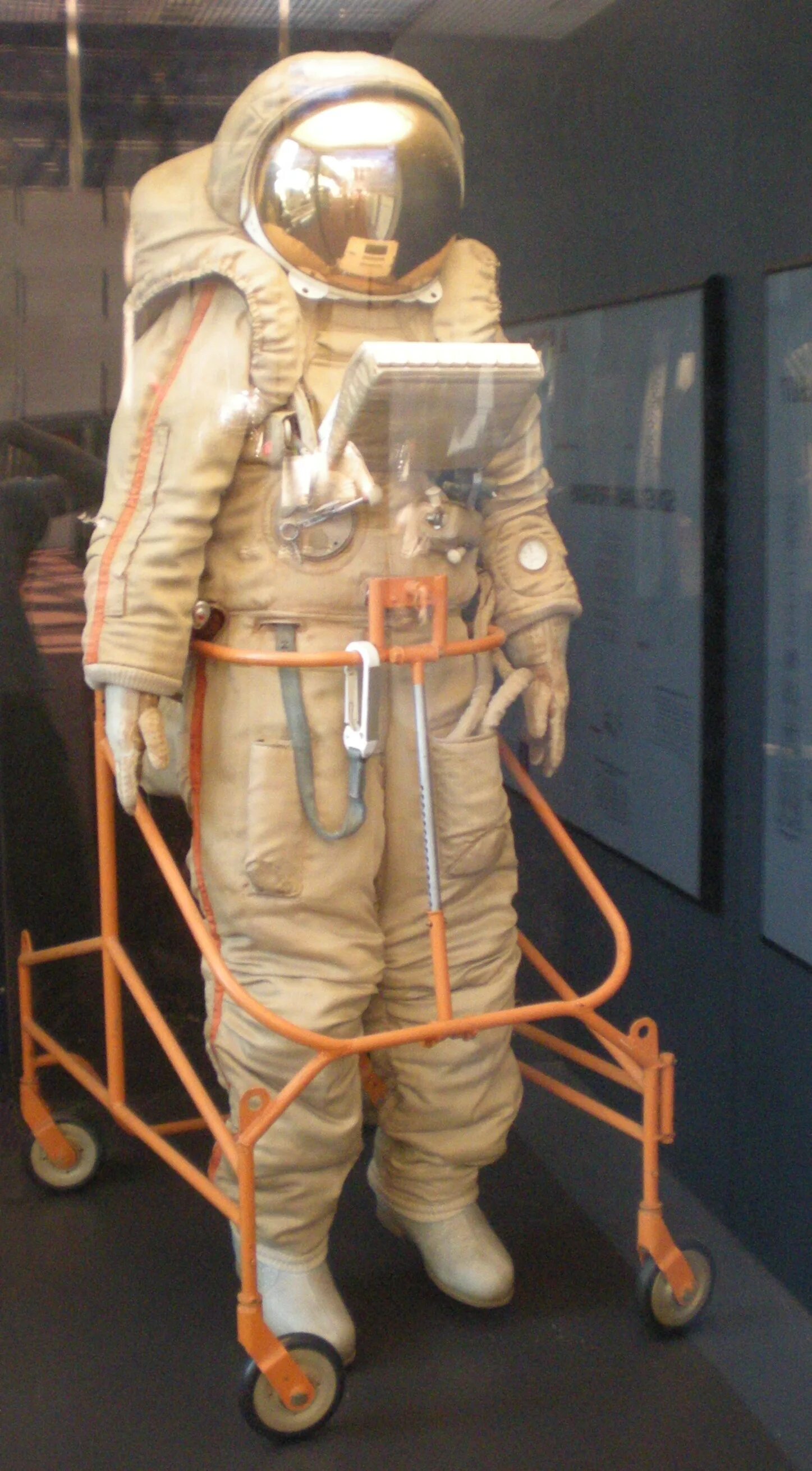 Первые космические скафандры. Скафандр Кречет 94. Космический скафандр Кречет. Скафандр Беркут музей космонавтики. Музей скафандр Кречет-94.