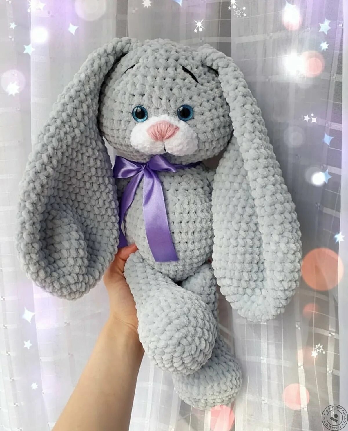 Серый зайка амигуруми плюшевый. Вязаная игрушка зайка с длинными ушами. Вязаный заяц с длинными ушами. Вязаные игрушки кролик. Зефирный зайка амигуруми.