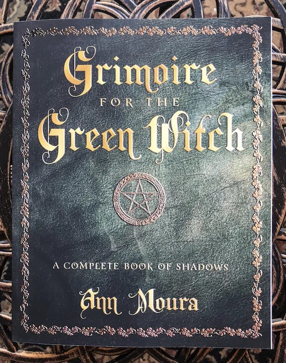 Grimoires era update. Гримуар зеленой ведьмы. Книга Galdrabok. Исландский Гримуар гальдрбук.. Гримуар по странам.