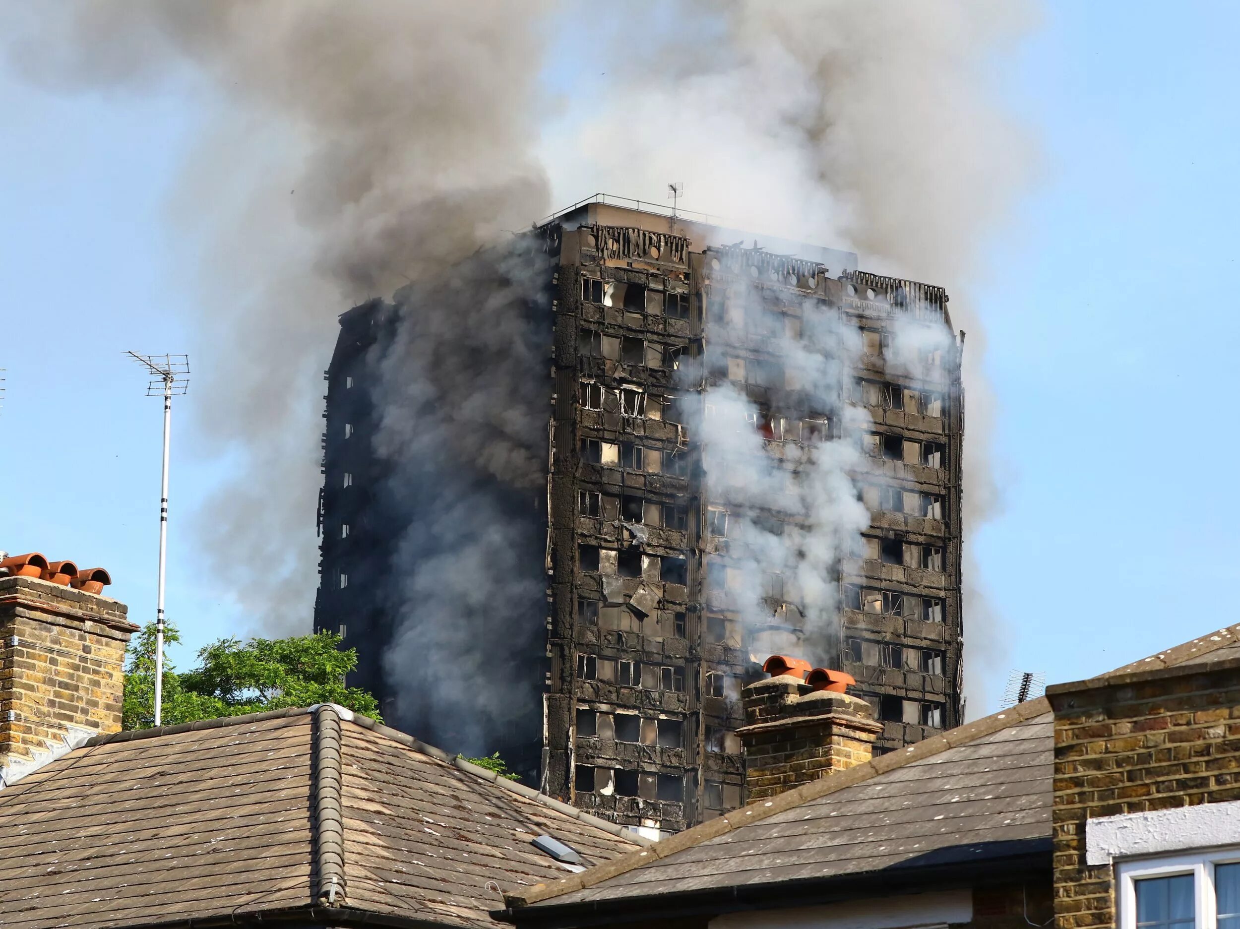 Город после пожара. Grenfell Tower пожар. Grenfell Tower в Лондоне пожар. Гренфелл Тауэр. Лондон, жилой комплекс Grenfell Tower.