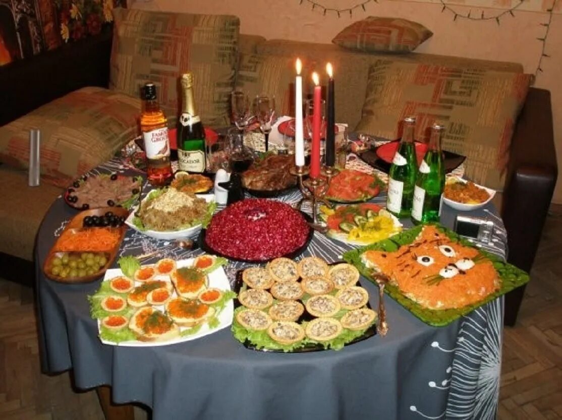 Домашний юбилей. Новогодний стол домашний. Скромный праздничный стол. Скромный стол на день рождения. Скромный стол на новый год.