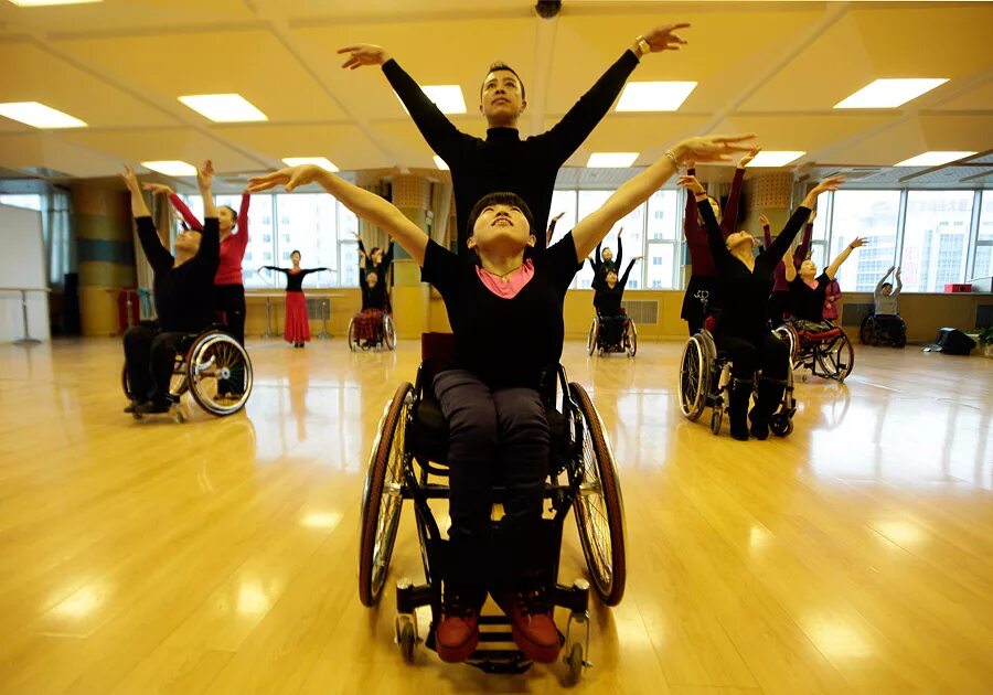 Организации занимающиеся инвалидами. Физкультура для людей с ограниченными возможностями. Танцы на инвалидных колясках. Занятия с инвалидами. Реабилитация детей инвалидов.