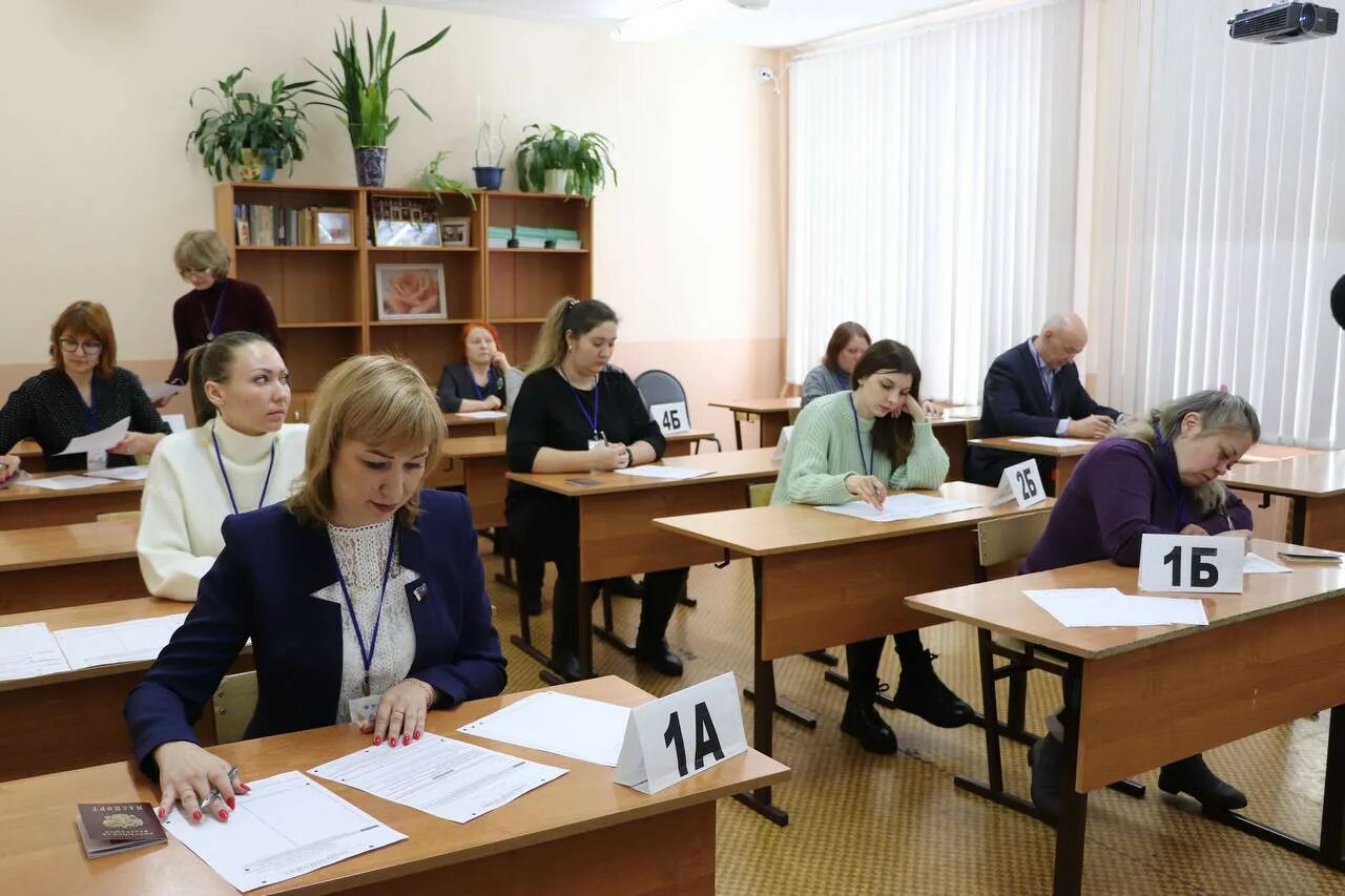 Старшеклассники в школе. 4 июня егэ. Егэ мурманский. Всероссийский тренировочный экзамен. Двое старшеклассников.