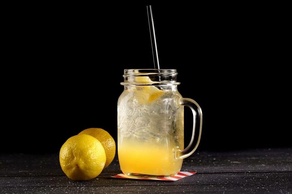Лимонад лимон сахар. Линчбургский лимонад. Лимонад в кувшине. Графин для лимонада. Лимонад в графине.