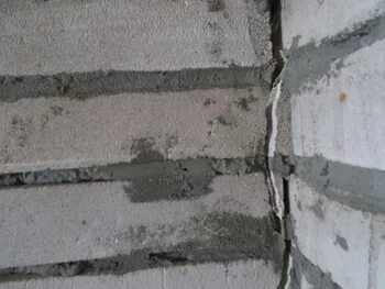 Трещины на углах дома