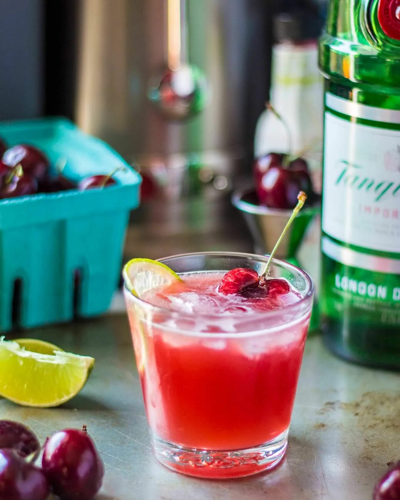 Физз вишня это. Джин Физз клубничный. Cherry Fizz коктейль. Gin Fizz коктейль. Коктейль черри с джином.