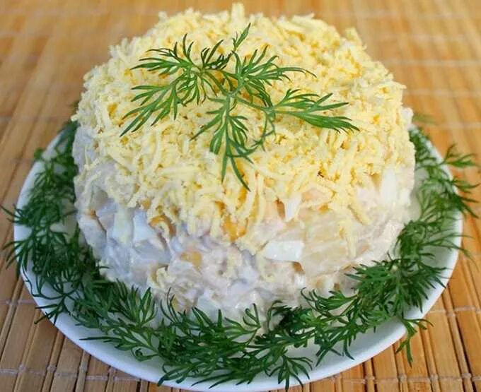 Как делать салат с ананасом и сыром. Салат из курицы с ананасами и сыром и яйцами. салат нежность с курицей и ананасами. салат с ананасом и курицей и сыром. салат нежность с копченой курицей.