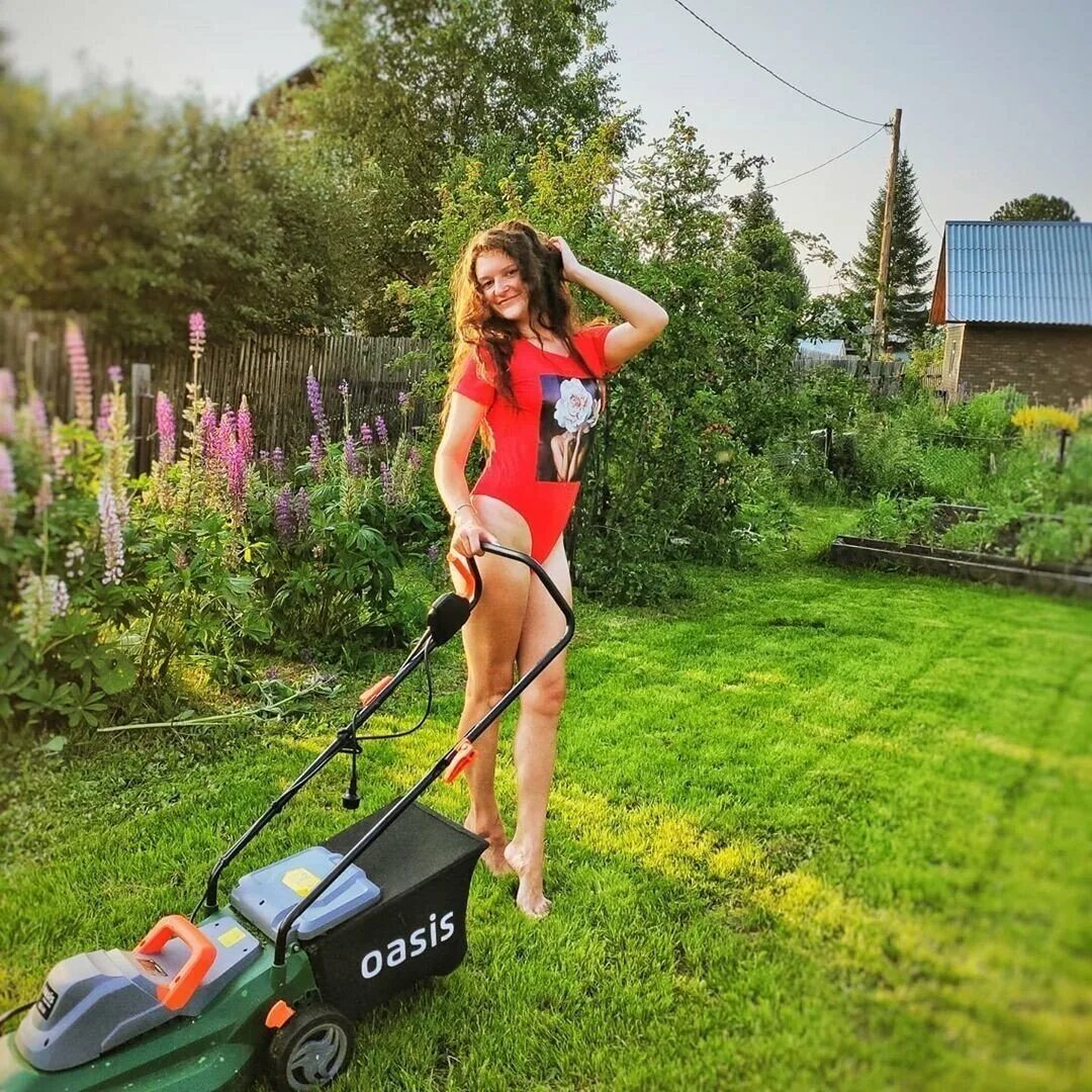 Девчонка на даче. Красивые девушки на даче. девочки летом на даче. девушка на даче летом. шикарные женщины на даче.