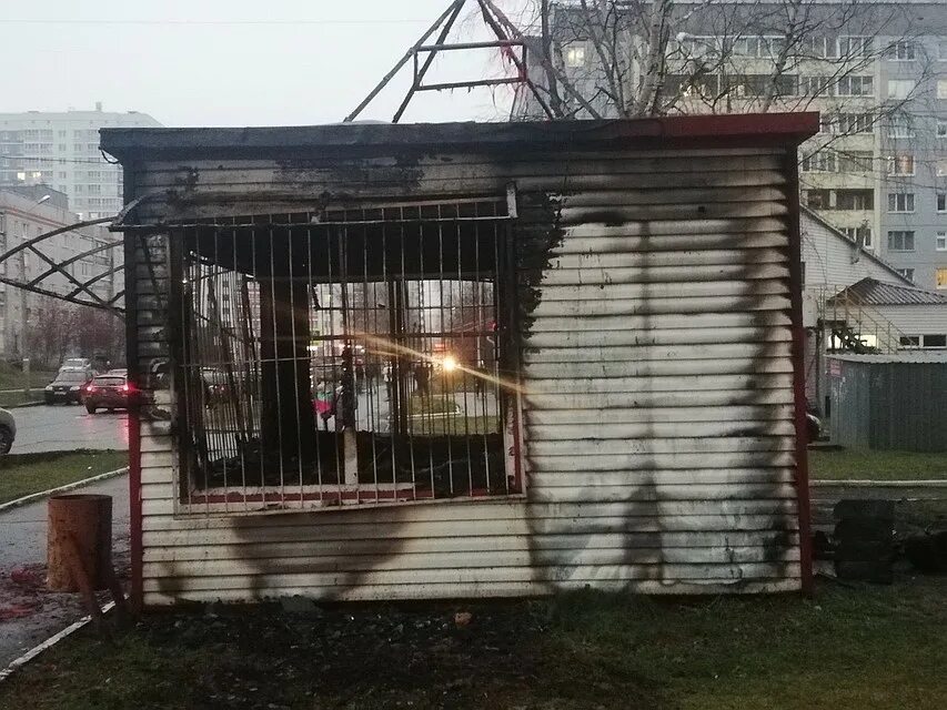 Поджог валберис. Горит киоск. поджог ларька. ларьки ижевск.