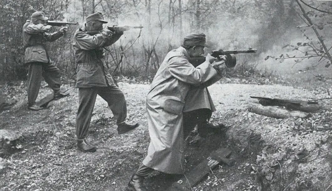 Диверсант во время войны. Солдат с ППШ 41. Солдат с ППД-40. Немцы с ППШ 41. ППШ 41 стрельба.
