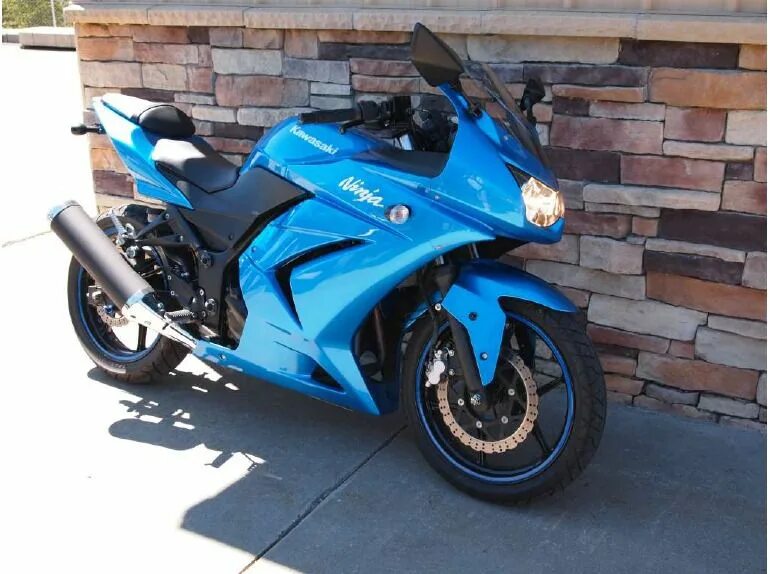 Kawasaki ninja 250r blue. Кавасаки ниндзя 400 синий. Кавасаки синий. Kawasaki ninja 250. Kawasaki ninja 250r синий.