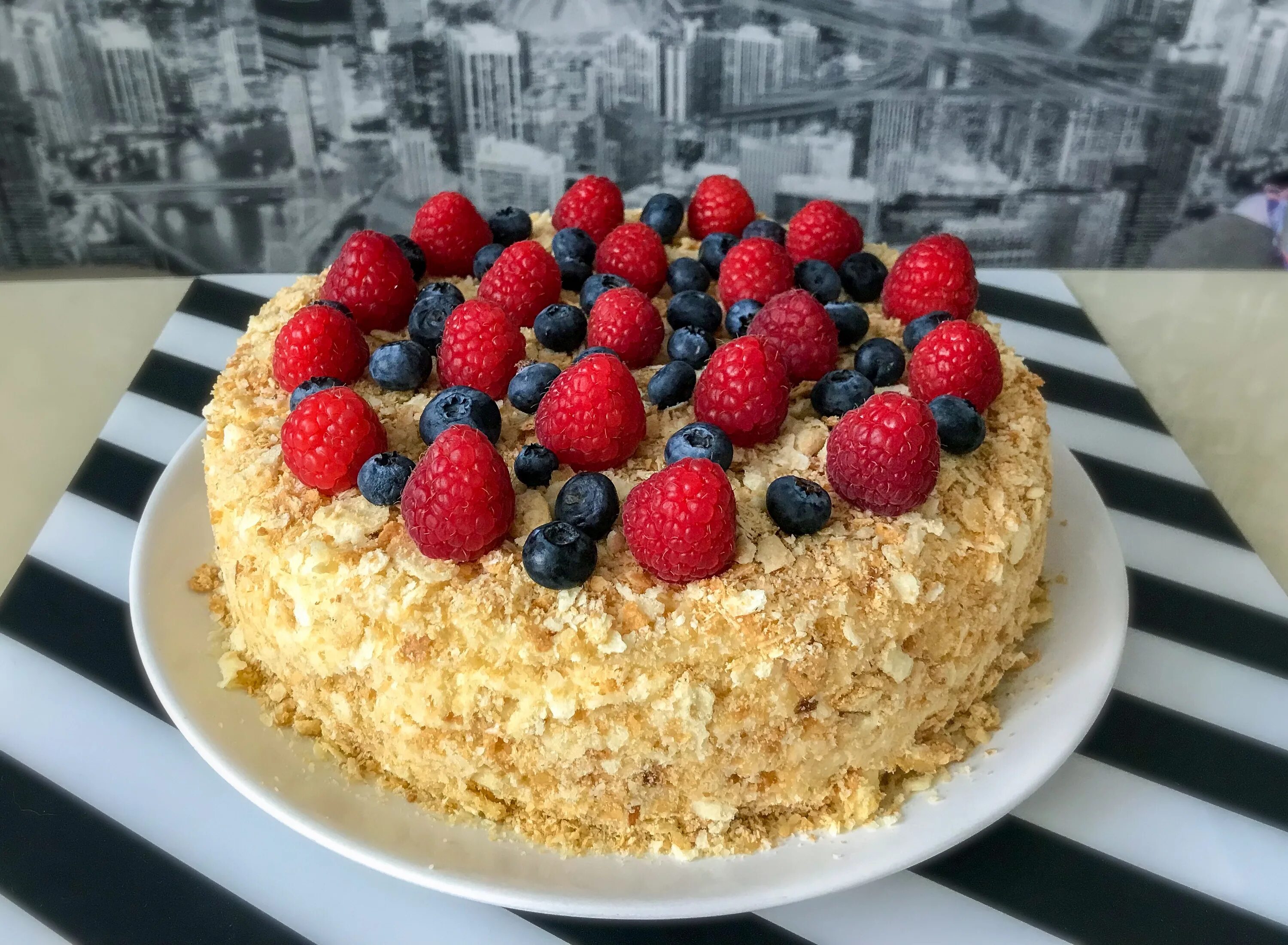 Вкусный домашний торт рецепт на день рождения. Оригинальный торт Наполеон. Наполеон с ягодами сверху. Торт Наполеон в форме сердца. Наполеон на детский день рождения.