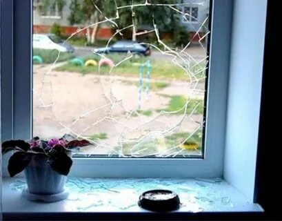 Разбитое пластиковое окно