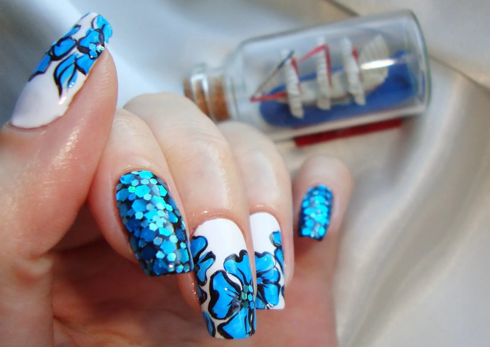 Ногти в голубом оттенке с рисунками. Ногти голубые рисунки. Ногти морская волна. Дизайн ногтей лето синий. Маникюр со стичем на короткие ногти.