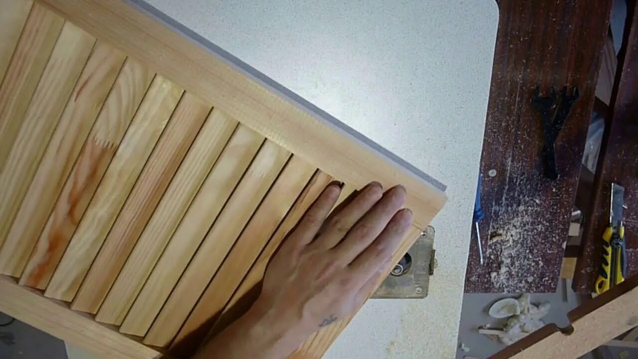 Как разобрать жалюзийную дверь
