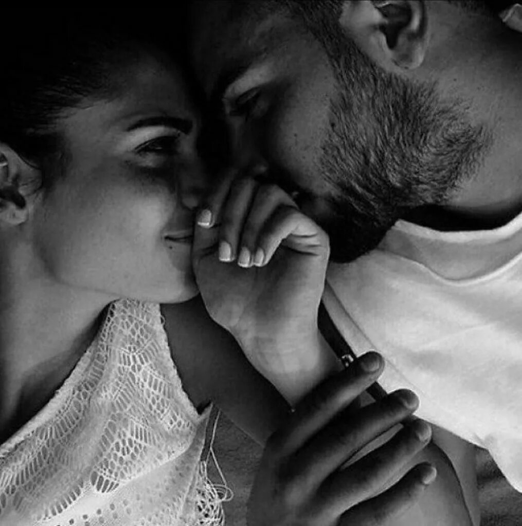 Он и она в с. Нежные чувства. Мужчина и женщина любовь. Он и она в с. В нежных объятьях.