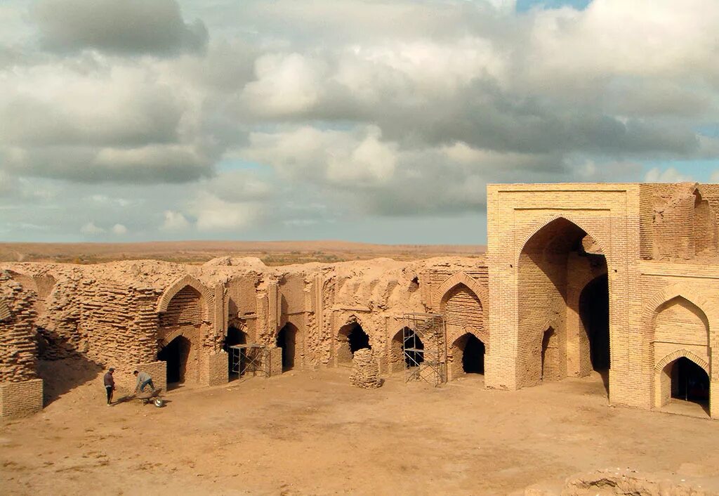 Что такое караван сарай. Караван сарай туркменистан. караван-сарай даяхатын. караван-сарай великий шелковый путь. развалины караван сарай самарканд.