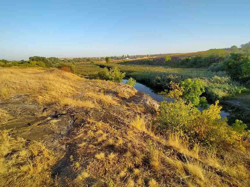 Крымское донецкая область. Ландшафтный парк Зуевка. Река Крынка Донецкая область. Поселок Зуевка Донецкой области. Зуевка Крынка речка скалы.