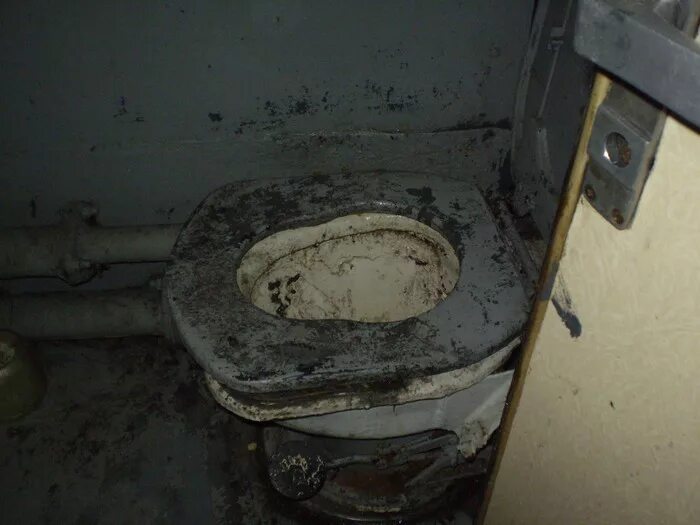 Туалет бомжа. Старые чугунные унитазы. Советский унитаз.