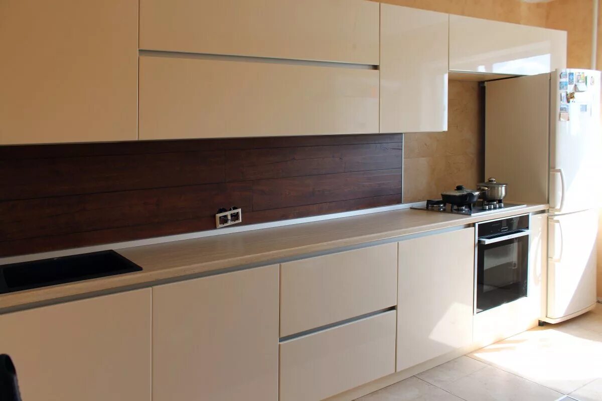 Gola rehau ручка профиль. 901246, 5м. Белая профиль ручка gola. Кухня без ручек. Нольте кухни ручка 571.