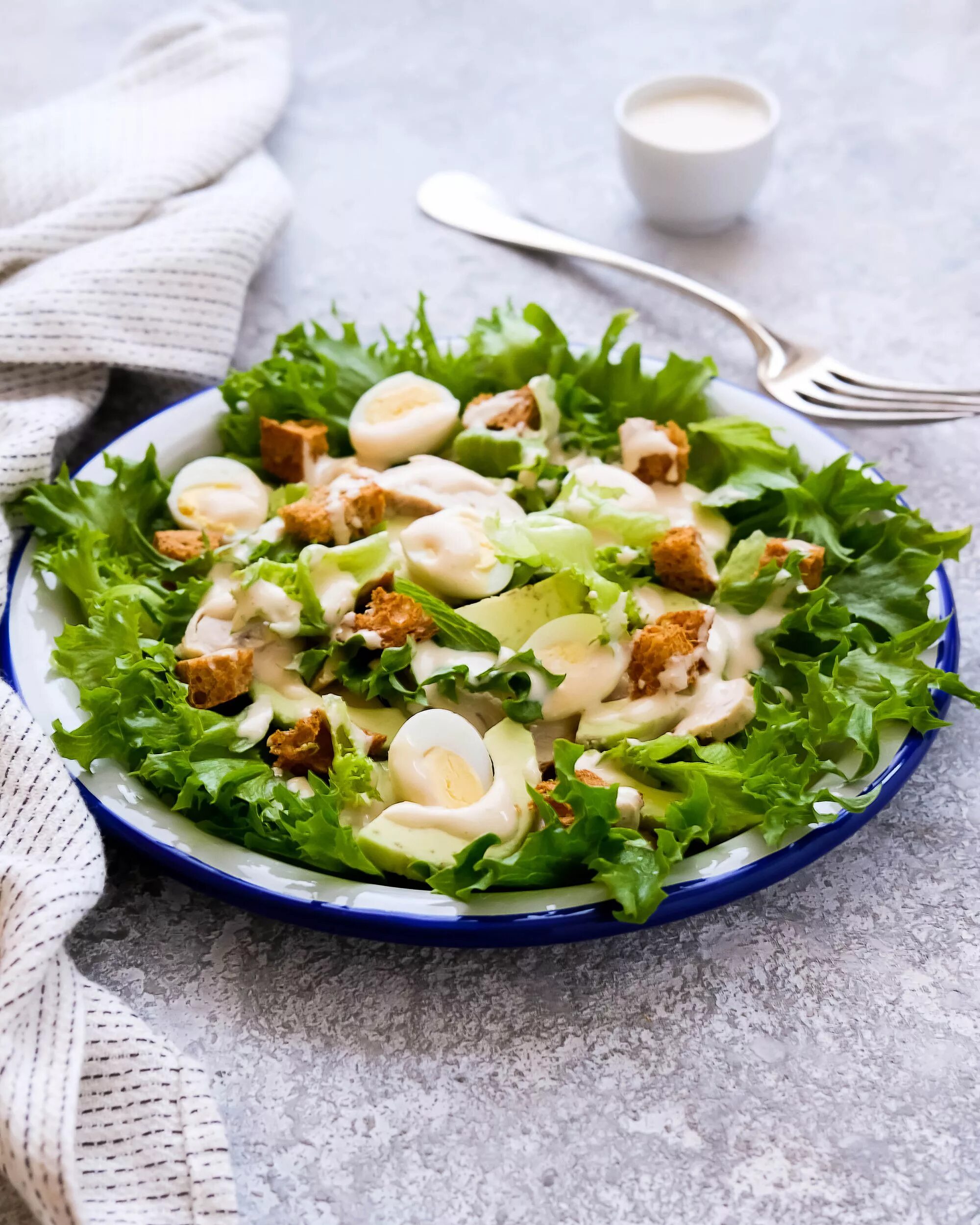 Цезарь классический цезарь классический. Салат оригинальный рецепт классический. Пп цезарь. Салат цезарь. Салат оригинальный рецепт классический.